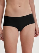 La modella / Il modello Donna indossa Slip a vita bassa invisibile Clean-Cut in Poliammide di colore Nero, Tinta unita, della serie Sleek Skin di CALIDA, Vista frontale