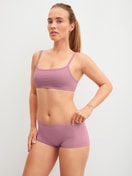 Damen-Model trägt Panty, regular cut aus Polyamid in Rosa, Einfarbig aus Serie Eco Sense Special von CALIDA, Outfit