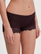 Damen-Model trägt Panty, regular cut aus Wolle-Seide aus Wolle in Rot, Spitze aus Serie Silky Wool Joy von CALIDA, Vorderansicht