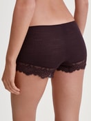 Damen-Model trägt Panty, regular cut aus Wolle-Seide aus Wolle in Rot, Spitze aus Serie Silky Wool Joy von CALIDA, Rückansicht
