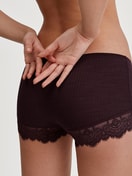 Damen-Model trägt Panty, regular cut aus Wolle-Seide aus Wolle in Rot, Spitze aus Serie Silky Wool Joy von CALIDA, Vorderansicht