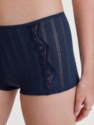 Damen-Model trägt Panty, high waist aus Baumwolle in Blau, Spitze aus Serie Etude Toujours von CALIDA, Detail