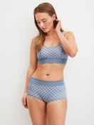 La modella / Il modello Donna indossa Panty taglio regolare in Cotone di colore Blu, A scacchi, della serie Elastic Trend di CALIDA, Abbigliamento
