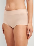 Damen-Model trägt Panty, regular cut aus Baumwolle in Rosa, Einfarbig aus Serie Elastic von CALIDA, Vorderansicht