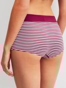 Damen-Model trägt Panty, regular cut aus Baumwolle in Rosa, Gestreift aus Serie Elastic Special von CALIDA, Rückansicht