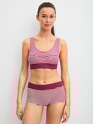 Damen-Model trägt Panty, regular cut aus Baumwolle in Rosa, Gestreift aus Serie Elastic Special von CALIDA, Outfit