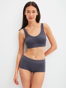 Damen-Model trägt Panty, regular cut aus Baumwolle in Grau, Einfarbig aus Serie Elastic von CALIDA, Outfit