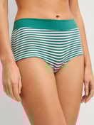 La modella / Il modello Donna indossa Panty taglio regolare in Cotone di colore Verde, A righe, della serie Elastic Special di CALIDA, Vista frontale