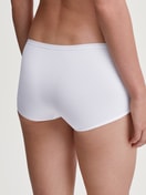 Damen-Model trägt Panty, regular cut aus Polyamid in Weiß, Einfarbig aus Serie Sleek Skin von CALIDA, Rückansicht