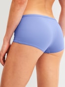 La modella / Il modello Donna indossa Panty taglio regolare in Poliammide di colore Blu, Tinta unita, della serie Sleek Skin di CALIDA, Vista posteriore