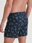 Herren-Model trägt Boxershorts mit Eingriff aus 100% Baumwolle in Blau, Motiv aus Serie Swiss Resort von CALIDA, Rückansicht