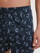 Herren-Model trägt Boxershorts mit Eingriff aus 100% Baumwolle in Blau, Motiv aus Serie Swiss Resort von CALIDA, Detail