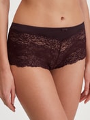 Damen-Model trägt Panty, regular cut aus Spitze in Rot, Spitze aus Serie Sensual Secrets von CALIDA, Vorderansicht