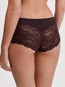 Damen-Model trägt Panty, regular cut aus Spitze in Rot, Spitze aus Serie Sensual Secrets von CALIDA, Rückansicht