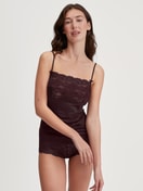Damen-Model trägt Panty, regular cut aus Spitze in Rot, Spitze aus Serie Sensual Secrets von CALIDA, Outfit