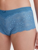 Le mannequin Femme porte le/la Panty taille haute en Dentelle de couleur Bleu, Dentelle, de la série Sensual Secrets de CALIDA, Détail