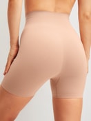 Damen-Model trägt Shaping Radlerhose aus Polyamid in Rosa, Einfarbig aus Serie Seamless Shape von CALIDA, Rückansicht