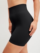 Damen-Model trägt Shaping Radlerhose aus Polyamid in Schwarz, Einfarbig aus Serie Seamless Shape von CALIDA, Vorderansicht