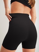 Damen-Model trägt Shaping Radlerhose aus Polyamid in Schwarz, Einfarbig aus Serie Seamless Shape von CALIDA, Detail