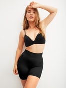 Damen-Model trägt Shaping Radlerhose aus Polyamid in Schwarz, Einfarbig aus Serie Seamless Shape von CALIDA, Zusatzbild