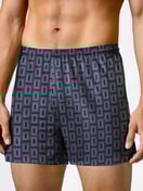 Herren-Model trägt Boxershorts, 2er-Pack aus 100% Baumwolle in Blau, Gemustert aus Serie Daywear Xtra von CALIDA, Vorderansicht