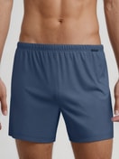Herren-Model trägt Boxershorts, 2er-Pack aus 100% Baumwolle in Blau, Gemustert aus Serie Daywear Xtra von CALIDA, Vorderansicht