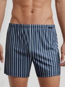 Herren-Model trägt Boxershorts, 2er-Pack aus 100% Baumwolle in Blau, Gemustert aus Serie Cotton Special von CALIDA, Vorderansicht