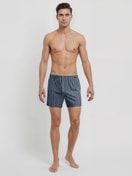 Herren-Model trägt Boxershorts, 2er-Pack aus 100% Baumwolle in Blau, Gemustert aus Serie Cotton Special von CALIDA, Outfit