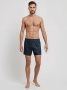 Herren-Model trägt Boxershorts, 2er-Pack aus 100% Baumwolle in Blau, Gemustert aus Serie Cotton Special von CALIDA, Outfit