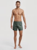 Herren-Model trägt Boxershorts, 2er-Pack aus 100% Baumwolle in Grün, Gemustert aus Serie Cotton Special von CALIDA, Outfit