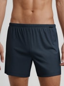 Herren-Model trägt Boxershorts, 2er-Pack aus 100% Baumwolle in Grün, Gemustert aus Serie Cotton Special von CALIDA, Vorderansicht