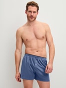 Le mannequin Homme porte le/la Boxer short en 100% coton de couleur Bleu, Unicolore, de la série Cotton Choice de CALIDA, Tenue