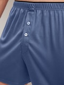 Le mannequin Homme porte le/la Boxer short en 100% coton de couleur Bleu, Unicolore, de la série Cotton Choice de CALIDA, Détail