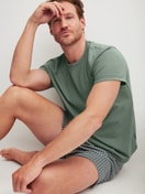 Herren-Model trägt Boxershorts aus 100% Baumwolle in Beige, Gemustert aus Serie Cotton Choice von CALIDA, Zusatzbild