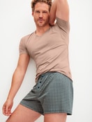Herren-Model trägt Boxershorts aus 100% Baumwolle in Beige, Gemustert aus Serie Cotton Choice von CALIDA, Zusatzbild