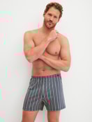 Herren-Model trägt Jersey-Boxershorts ohne Eingriff aus Baumwolle in Blau, Gemustert aus Serie Prints von CALIDA, Vorderansicht