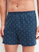 Herren-Model trägt Jersey-Boxershorts ohne Eingriff aus Baumwolle in Blau, Gemustert aus Serie Prints von CALIDA, Vorderansicht