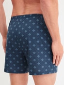 Herren-Model trägt Jersey-Boxershorts ohne Eingriff aus Baumwolle in Blau, Gemustert aus Serie Prints von CALIDA, Rückansicht