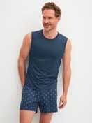 Herren-Model trägt Jersey-Boxershorts ohne Eingriff aus Baumwolle in Blau, Gemustert aus Serie Prints von CALIDA, Outfit