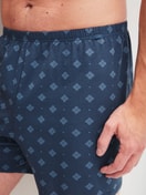 Herren-Model trägt Jersey-Boxershorts ohne Eingriff aus Baumwolle in Blau, Gemustert aus Serie Prints von CALIDA, Detail