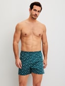 Herren-Model trägt Jersey-Boxershorts ohne Eingriff aus 100% Baumwolle in Türkis, Gemustert aus Serie Prints von CALIDA, Outfit