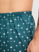 Herren-Model trägt Jersey-Boxershorts ohne Eingriff aus 100% Baumwolle in Türkis, Gemustert aus Serie Prints von CALIDA, Detail