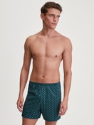 Herren-Model trägt Jersey-Boxershorts ohne Eingriff aus 100% Baumwolle in Türkis, Gemustert aus Serie Prints von CALIDA, Outfit