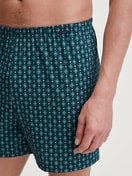 Herren-Model trägt Jersey-Boxershorts ohne Eingriff aus 100% Baumwolle in Türkis, Gemustert aus Serie Prints von CALIDA, Vorderansicht