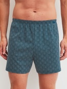 Herren-Model trägt Jersey-Boxershorts ohne Eingriff aus Baumwolle in Blau, Gemustert aus Serie Prints von CALIDA, Vorderansicht