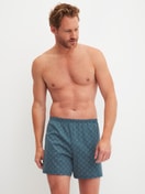 Herren-Model trägt Jersey-Boxershorts ohne Eingriff aus Baumwolle in Blau, Gemustert aus Serie Prints von CALIDA, Outfit