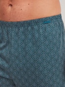 Herren-Model trägt Jersey-Boxershorts ohne Eingriff aus Baumwolle in Blau, Gemustert aus Serie Prints von CALIDA, Detail