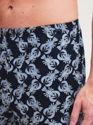 Herren-Model trägt Jersey-Boxershorts ohne Eingriff aus Baumwolle in Blau, Gemustert aus Serie Prints von CALIDA, Detail