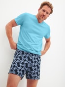 Herren-Model trägt Jersey-Boxershorts ohne Eingriff aus Baumwolle in Blau, Gemustert aus Serie Prints von CALIDA, Zusatzbild