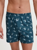 Herren-Model trägt Jersey-Boxershorts ohne Eingriff aus 100% Baumwolle in Blau, Gemustert aus Serie Prints von CALIDA, Vorderansicht